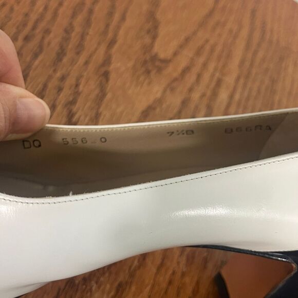 SALVATORE FERRAGAMO VTG Navy and White Block Heel Pumps size 7.5 B - Picture 6 of 9